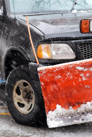 snow plow truck - Snow plow truck on a road during a snowstorm Foto de stock - Super Valor sin royalties y Suscripción, Código: 400-04459816