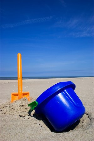 simsearch:400-04423521,k - Orange plastic spade and blue bucket in the sandy seashore Photographie de stock - Aubaine LD & Abonnement, Code: 400-04450306