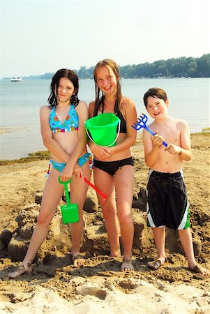 simsearch:400-04423521,k - Portrait of group of children on a beach building a sand castle Photographie de stock - Aubaine LD & Abonnement, Code: 400-04453089