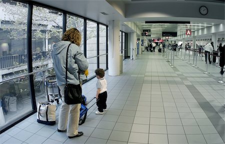 family planning - Mother and her kids at the airport Photographie de stock - Aubaine LD & Abonnement, Code: 400-04465127