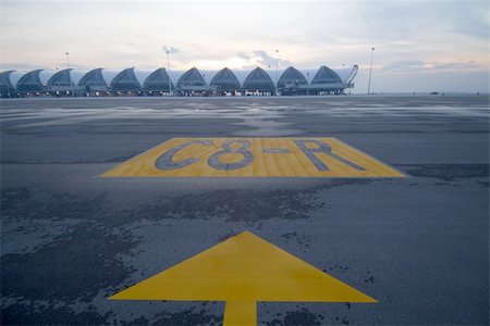 Empty Suvarnabhumi International Airport at dusk. Photographie de stock - Aubaine LD & Abonnement, Code: 400-04466294