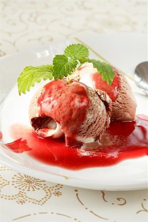 simsearch:614-06116210,k - Delicious ice cream with strawberry liqueur Foto de stock - Super Valor sin royalties y Suscripción, Código: 400-04469641