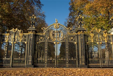 royal gate - buckingham palace home of uk royal family Stock Photo - Budget Royalty-Free & Subscription, Code: 400-04476576