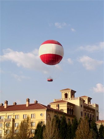 simsearch:400-06642893,k - Hot air balloon and building Victorian style. The vintage version with grain added for a realistic effect, anvil effect Film speed 25ASA, film type slide2,BW warm filter, effect softener. Foto de stock - Super Valor sin royalties y Suscripción, Código: 400-04472766