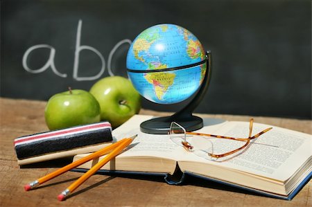 simsearch:400-08315791,k - School books and apple in front of school chalkboard with small atlas Foto de stock - Super Valor sin royalties y Suscripción, Código: 400-04485476