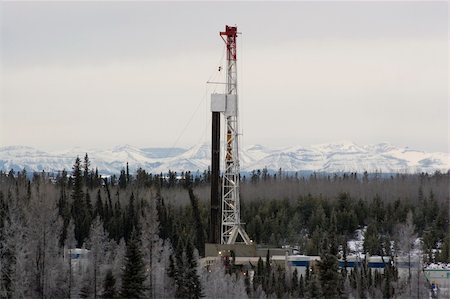 Drillng rig working in the Alberta foothills Photographie de stock - Aubaine LD & Abonnement, Code: 400-04489845