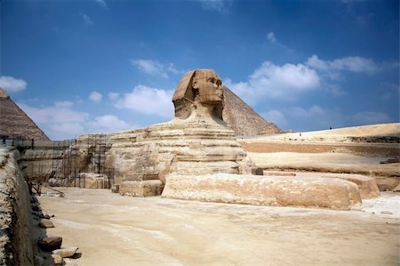egypt sphinx with gizah pyramid behind Photographie de stock - Aubaine LD & Abonnement, Code: 400-04499094
