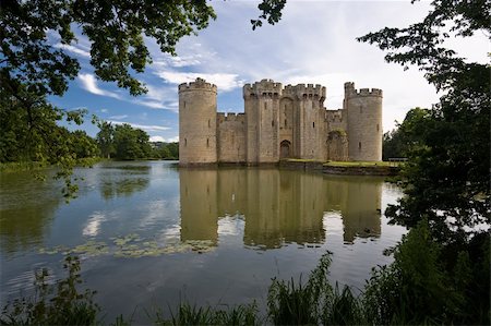 Bodiam Castle and moat Stock Photo - Budget Royalty-Free & Subscription, Code: 400-04491184