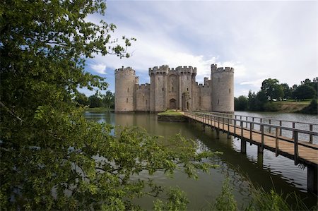 Bodiam Castle and moat Stock Photo - Budget Royalty-Free & Subscription, Code: 400-04491181