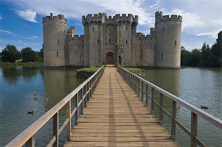 Bodiam Castle and moat Stock Photo - Budget Royalty-Free & Subscription, Code: 400-04491182