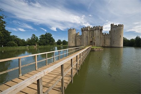 Bodiam Castle and moat Stock Photo - Budget Royalty-Free & Subscription, Code: 400-04491183