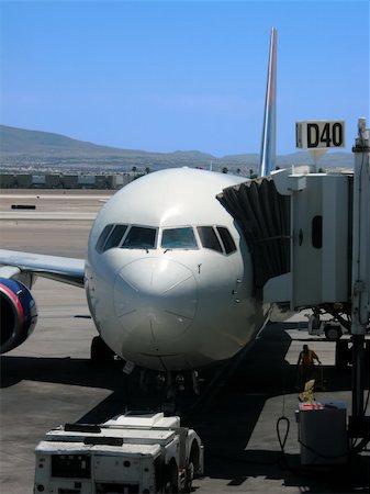 Airplane parked at gate at McCarran International Airport in Las Vegas, Nevada. Foto de stock - Super Valor sin royalties y Suscripción, Código: 400-04493178