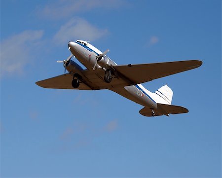 Vintage DC3 aircraft aginst a blue sky Stock Photo - Budget Royalty-Free & Subscription, Code: 400-04516551
