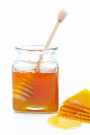 simsearch:400-05135233,k - A wooden drizzler inside of honey jar and honeycomb on white background Foto de stock - Super Valor sin royalties y Suscripción, Código: 400-04516804