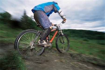 simsearch:6115-06778762,k - Young man mountain biking Photographie de stock - Aubaine LD & Abonnement, Code: 400-04536311
