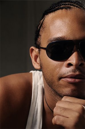 simsearch:400-04732323,k - Portrait of young trendy african man wearing sunglasses Foto de stock - Super Valor sin royalties y Suscripción, Código: 400-04539832