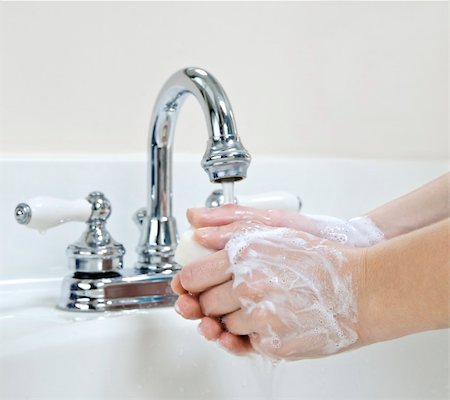 Child washing hands with soap under running water Photographie de stock - Aubaine LD & Abonnement, Code: 400-04533490
