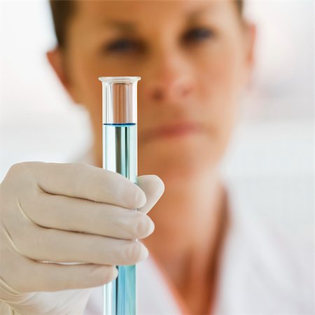 periodic table - Female Scientist holding up Test Tube with blue liquid in it Photographie de stock - Aubaine LD & Abonnement, Code: 400-04545615