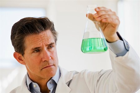 periodic table - scientist holding up jar of  green chemicals Photographie de stock - Aubaine LD & Abonnement, Code: 400-04545784