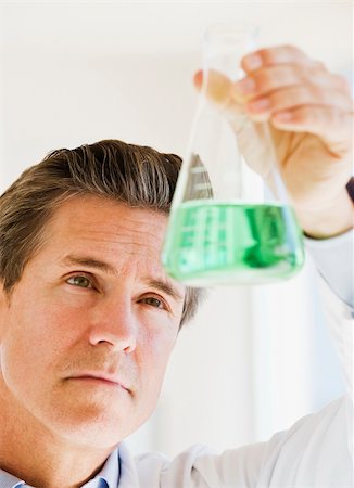periodic table - scientist holding up jar of green chemicals Photographie de stock - Aubaine LD & Abonnement, Code: 400-04545785