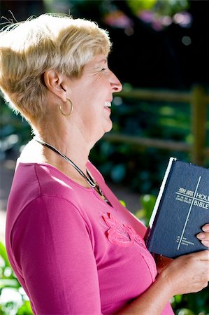 elderly woman reading bible in the garden Photographie de stock - Aubaine LD & Abonnement, Code: 400-04549203