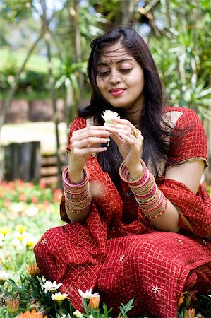 indian woman in the garden picking flowers Photographie de stock - Aubaine LD & Abonnement, Code: 400-04549284