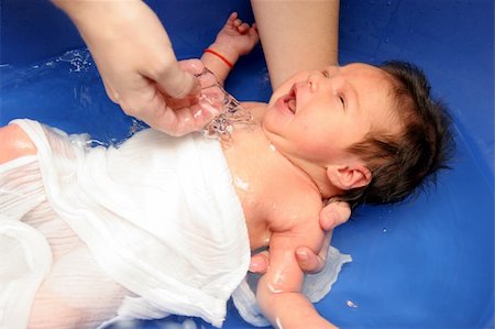 A baby girl in a bathtub at her mother Foto de stock - Super Valor sin royalties y Suscripción, Código: 400-04558046