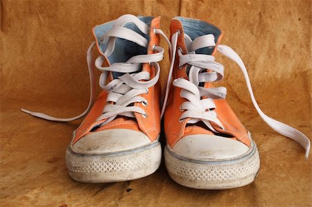 simsearch:400-05318197,k - Pair of used orange sneakers on brown background Foto de stock - Super Valor sin royalties y Suscripción, Código: 400-04566432