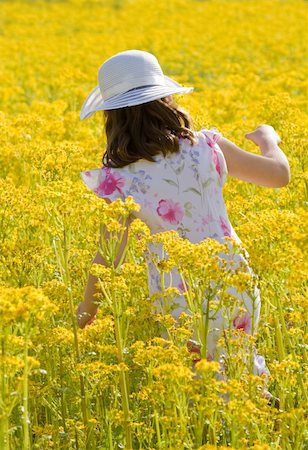 Little Girl Picking Flowers in Beautiful Field of Goldenrods Photographie de stock - Aubaine LD & Abonnement, Code: 400-04567652