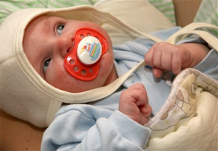 A new born baby with a pacifier in her mouth Foto de stock - Super Valor sin royalties y Suscripción, Código: 400-04560471