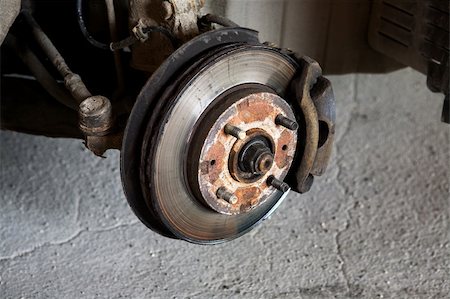 Used Car Break detail with tire removed Photographie de stock - Aubaine LD & Abonnement, Code: 400-04561874