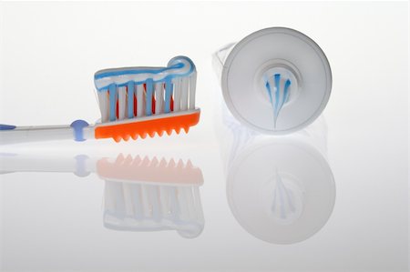 simsearch:400-04151137,k - Toothbrush and toothpaste Photographie de stock - Aubaine LD & Abonnement, Code: 400-04563675