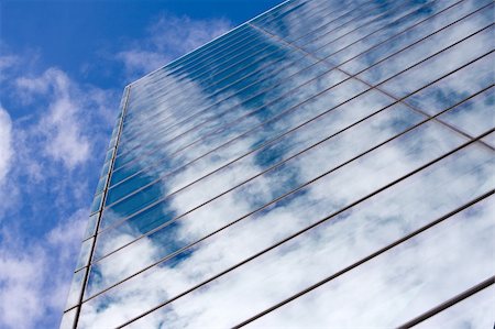 simsearch:400-04671558,k - Modern glass office building reflecting the clouds. Foto de stock - Super Valor sin royalties y Suscripción, Código: 400-04575224