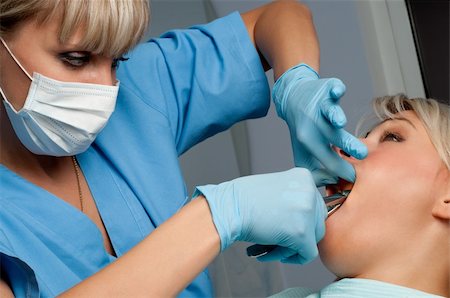 dentist at work, tooth extraction using forceps Foto de stock - Super Valor sin royalties y Suscripción, Código: 400-04575713