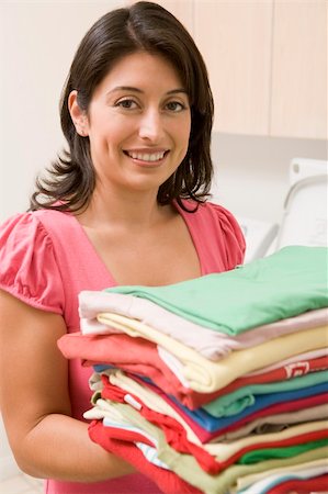 simsearch:400-07902993,k - Woman Holding Fresh Laundry Photographie de stock - Aubaine LD & Abonnement, Code: 400-04597526