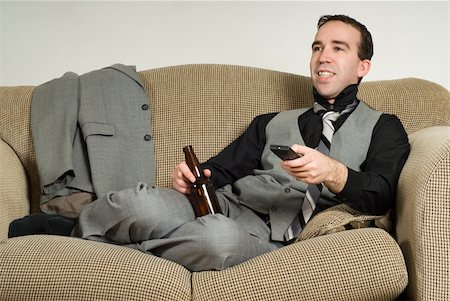 simsearch:400-04358892,k - A business man watching some tv and enjoying his beer, after a hard day at work Foto de stock - Super Valor sin royalties y Suscripción, Código: 400-04591491