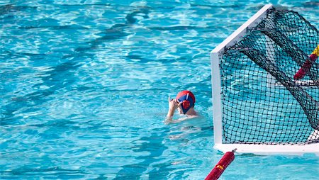 A goalie in waterpolo waits in front of the net for the action to start (4910) Stock Photo - Budget Royalty-Free & Subscription, Code: 400-04592966