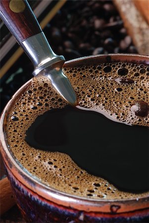 simsearch:400-04414723,k - Close up of a mug with a coffee beans Foto de stock - Super Valor sin royalties y Suscripción, Código: 400-04604627
