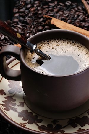 simsearch:400-04414723,k - Close up of a mug with a coffee beans Foto de stock - Super Valor sin royalties y Suscripción, Código: 400-04604628