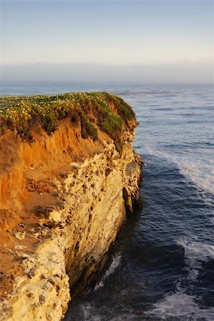 simsearch:400-06641969,k - A California coast cliff at sunset with the Pacific Ocean in background and fog on the horizon. Foto de stock - Super Valor sin royalties y Suscripción, Código: 400-04606568