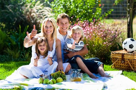 simsearch:400-04654755,k - Smiling family picnicing in garden Foto de stock - Super Valor sin royalties y Suscripción, Código: 400-04614607