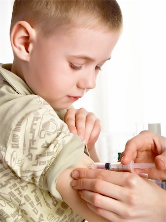 doctor injecting child - A doctor giving a child an injection Stock Photo - Budget Royalty-Free & Subscription, Code: 400-04615571