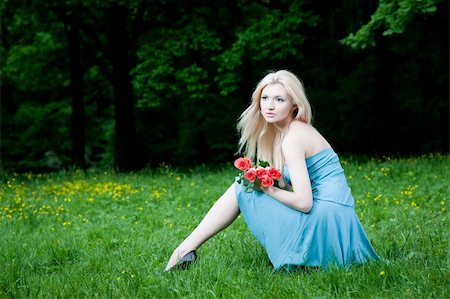 simsearch:400-04653285,k - Young Woman Sitting On The Green Grass Photographie de stock - Aubaine LD & Abonnement, Code: 400-04615801