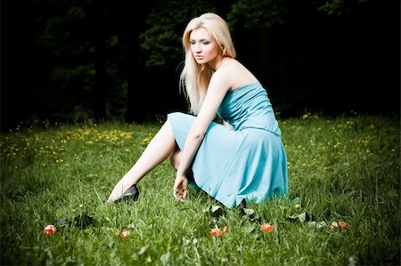 simsearch:400-04653285,k - Young Woman Sitting On The Green Grass Photographie de stock - Aubaine LD & Abonnement, Code: 400-04611391