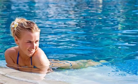 simsearch:400-04127648,k - Beautiful blonde happy girl in hotel swimming pool with flower in long hair Photographie de stock - Aubaine LD & Abonnement, Code: 400-04627667