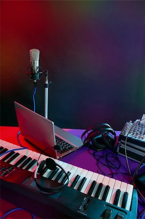 simsearch:400-06954069,k - Microphone in the night colorful light in a recording studio Photographie de stock - Aubaine LD & Abonnement, Code: 400-04630784