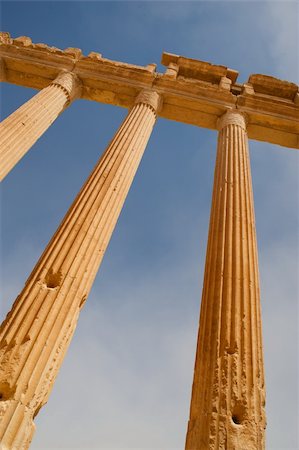 simsearch:400-06642892,k - Lower view of an ancient colonnade in Palmyra, Syria Stock Photo - Budget Royalty-Free & Subscription, Code: 400-04648029