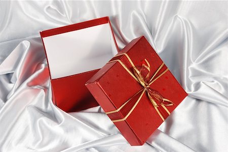simsearch:400-04304378,k - red gift box on white satin background Photographie de stock - Aubaine LD & Abonnement, Code: 400-04656801