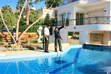 simsearch:400-04058760,k - Swimming pool cleaner and property owner. Photographie de stock - Aubaine LD & Abonnement, Code: 400-04664039