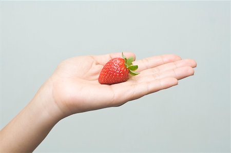 simsearch:400-05370991,k - hand holding a single strawberry Stock Photo - Budget Royalty-Free & Subscription, Code: 400-04664394